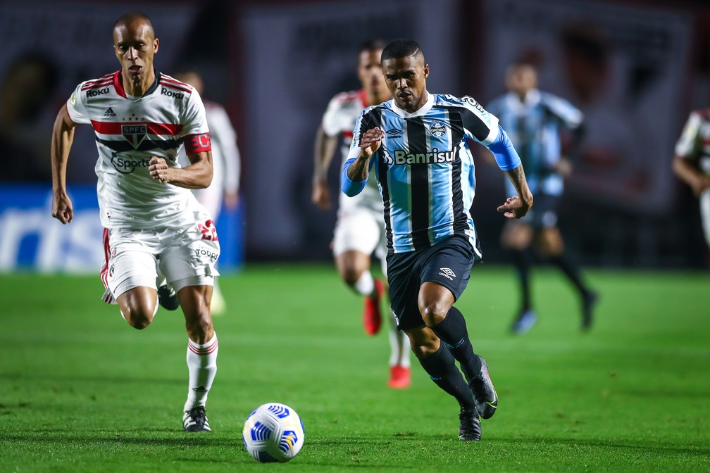 Douglas Costa e Miranda em Grêmio x São Paulo pelo Brasileirão — Foto: Lucas Uebel/DVG/Grêmio