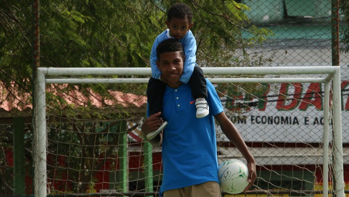 Jovem do Grêmio vira Higuita e tem gol escorpião narrado pelo pai