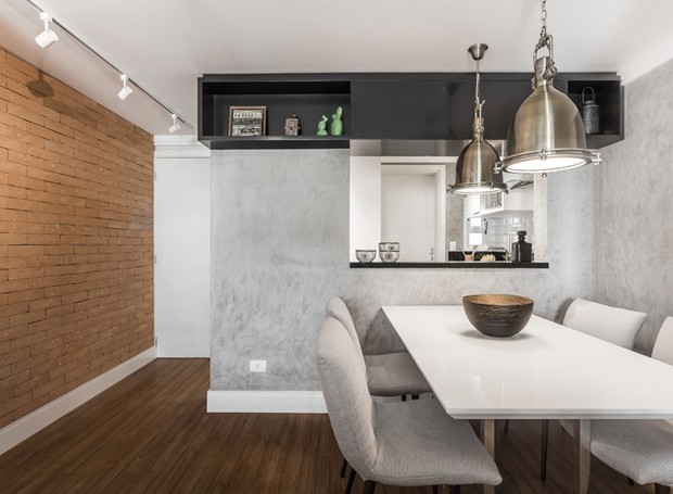 Apartamento Pequeno Tem Parede De Tijolinhos E Cimento Queimado Casa E Jardim Decoracao Na decoração, a parede de cimento queimado sala pode ser utilizada de forma pontual, ou seja, sua instalação pode ser feita em uma única parede ou o cimento queimado pode ser aplicado em todas as paredes do ambiente 10. apartamento pequeno tem parede de