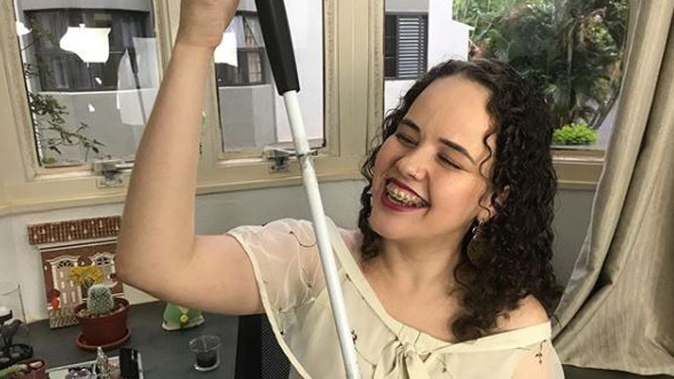 Mayra Ribeiro de Oliveira mostra a bengala que batizou de Lola após superar dificuldades na infância Ribeirão Preto, SP — Foto: Arquivo pessoal
