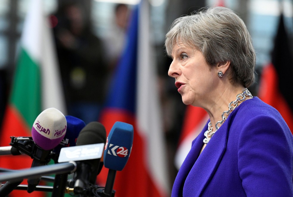 Primeira-ministra britÃ¢nica, Theresa May, conversa com a imprensa durante encontro de lÃ­deres da UniÃ£o Europeia, em Bruxelas, nesta quinta-feira (18)  â€” Foto: Piroschka van de Wouw/ Reuters