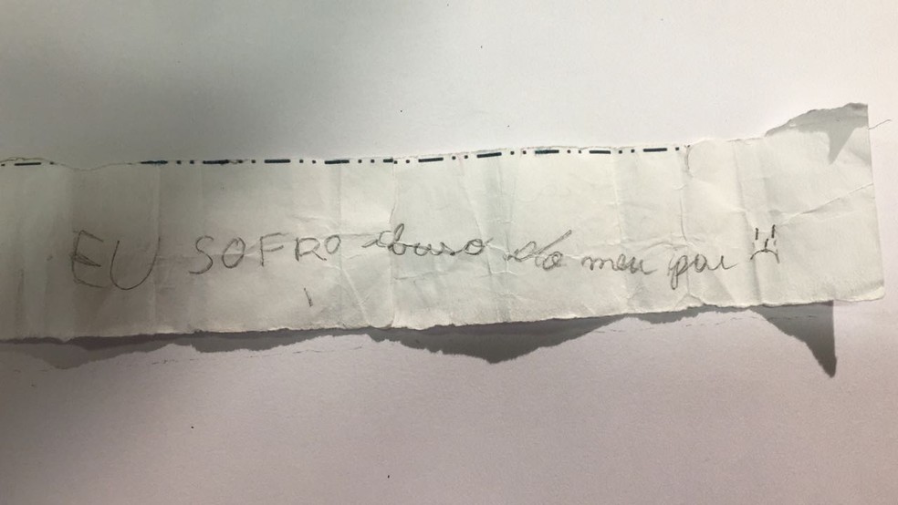 Menina de 11 anos escreveu um bilhete para relatar abusos que sofria do pai em Paulínia (SP) (Foto: Polícia Civil/Divulgação)