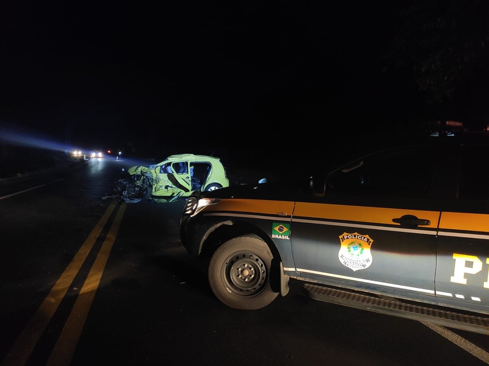 Duas pessoas morreram em batida entre carro e caminhão, em Chopinzinho — Foto: PRF