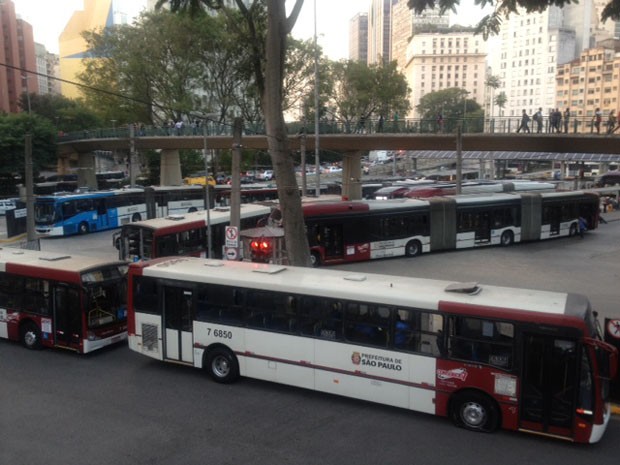 Ônibus com os pneus vazios na saída do Terminal Bandeira, no Centro (Foto: Roney Domingos/G1)