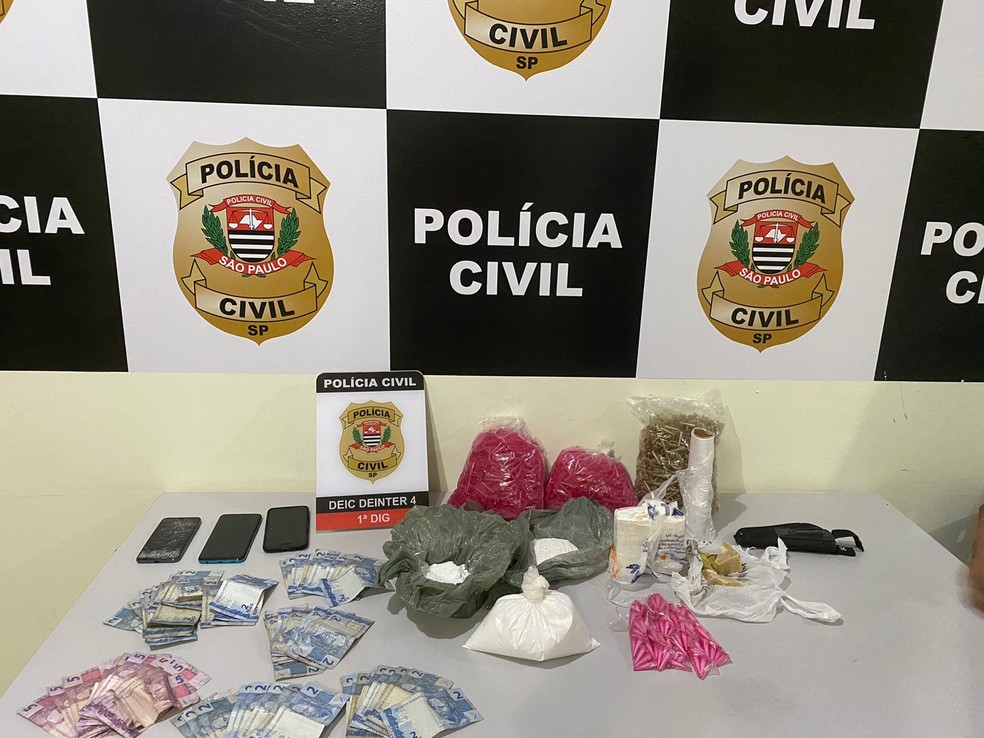 Celulares, dinheiro e drogas foram apreendidos com o suspeito que estava com o carro do taxista vitima de latrocínio em Ibitinga — Foto: Polícia Civil/ Divulgação 