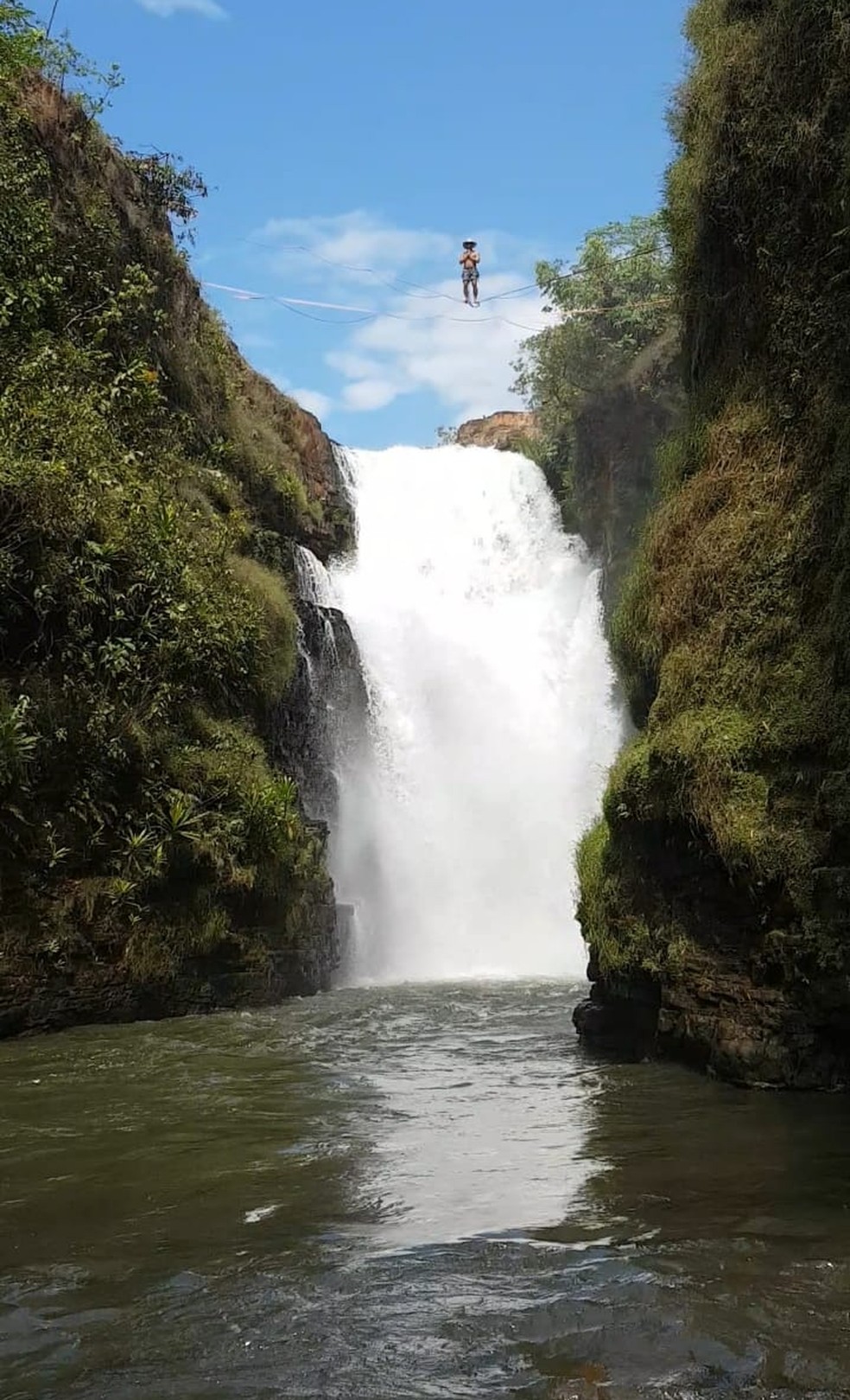 Otáwio sob uma cachoeira em MT — Foto: Reprodução