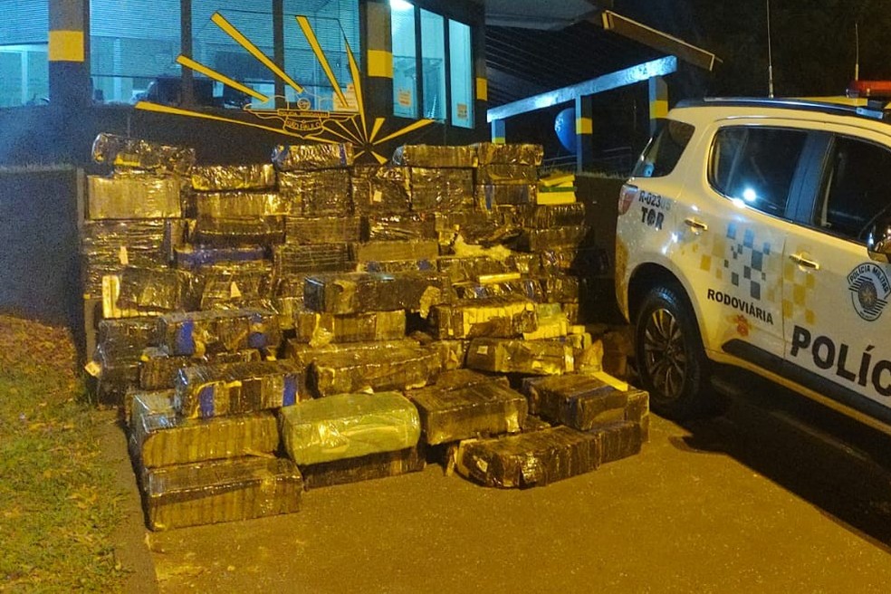 Polícia Rodoviária apreendeu mais de 2 toneladas de maconha na Rodovia Raposo Tavares, em Palmital (SP) — Foto: Polícia Rodoviária/Divulgação