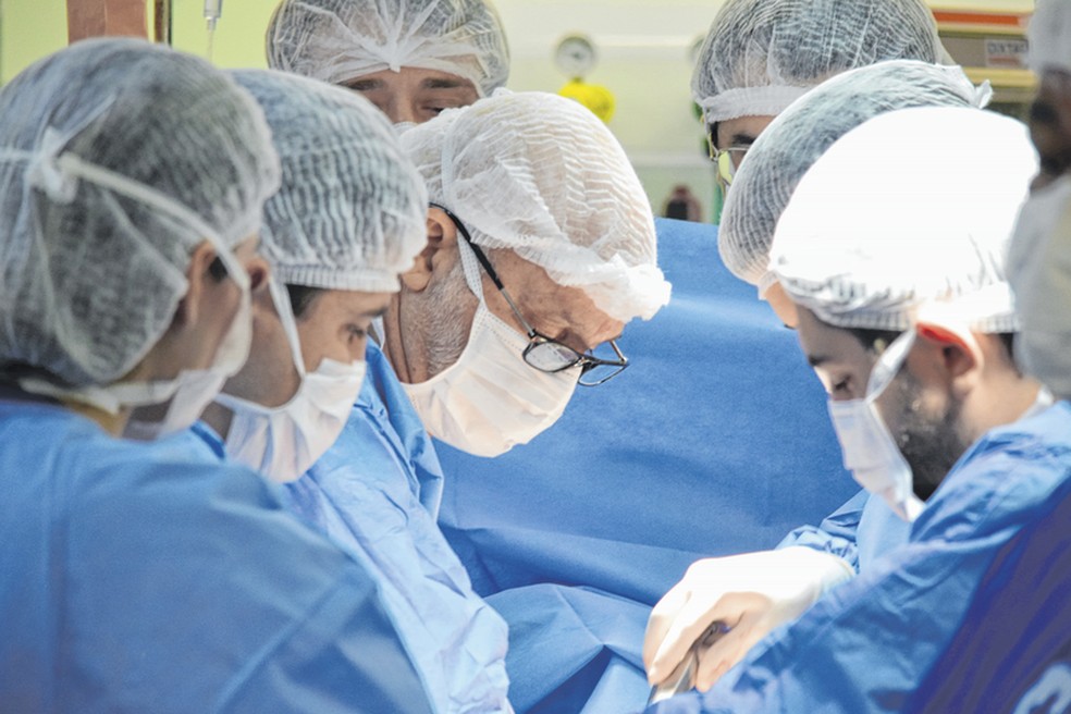 Equipe médica realiza procedimento cirúrgico em hospital cearense — Foto: Thiago Gadelha/Arquivo