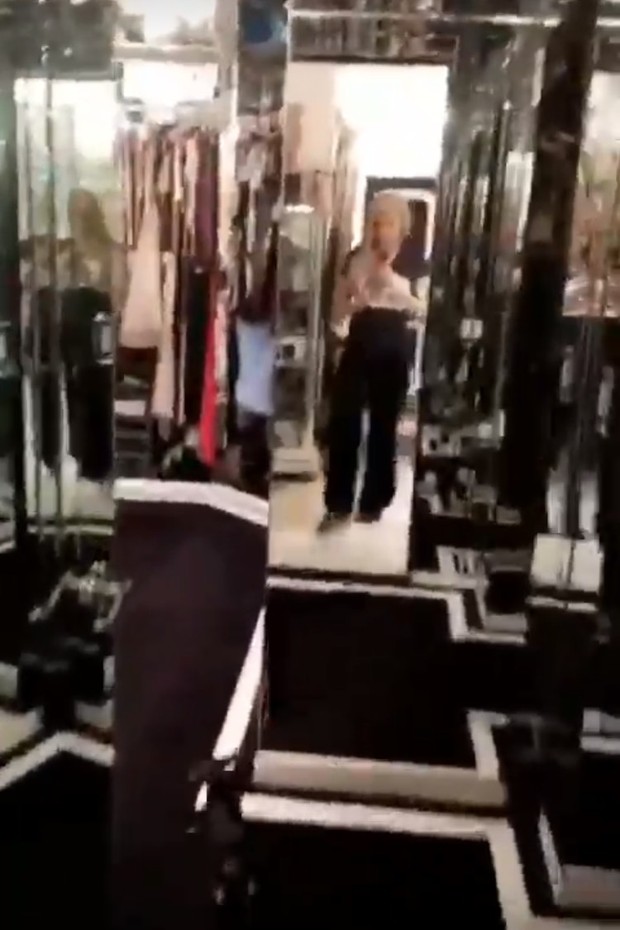 Closet de Paris Hilton tem espelhos por toda parte (Foto: Instagram/Reprodução)