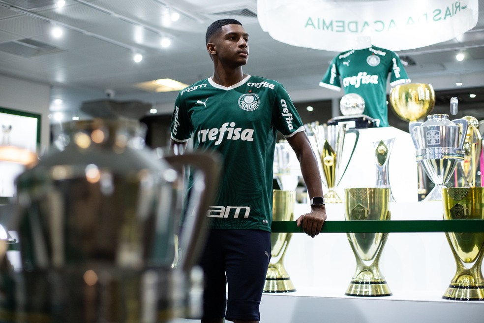 Luis Guilherme na sala de troféus do Palmeiras — Foto: Marco Galvão/One9