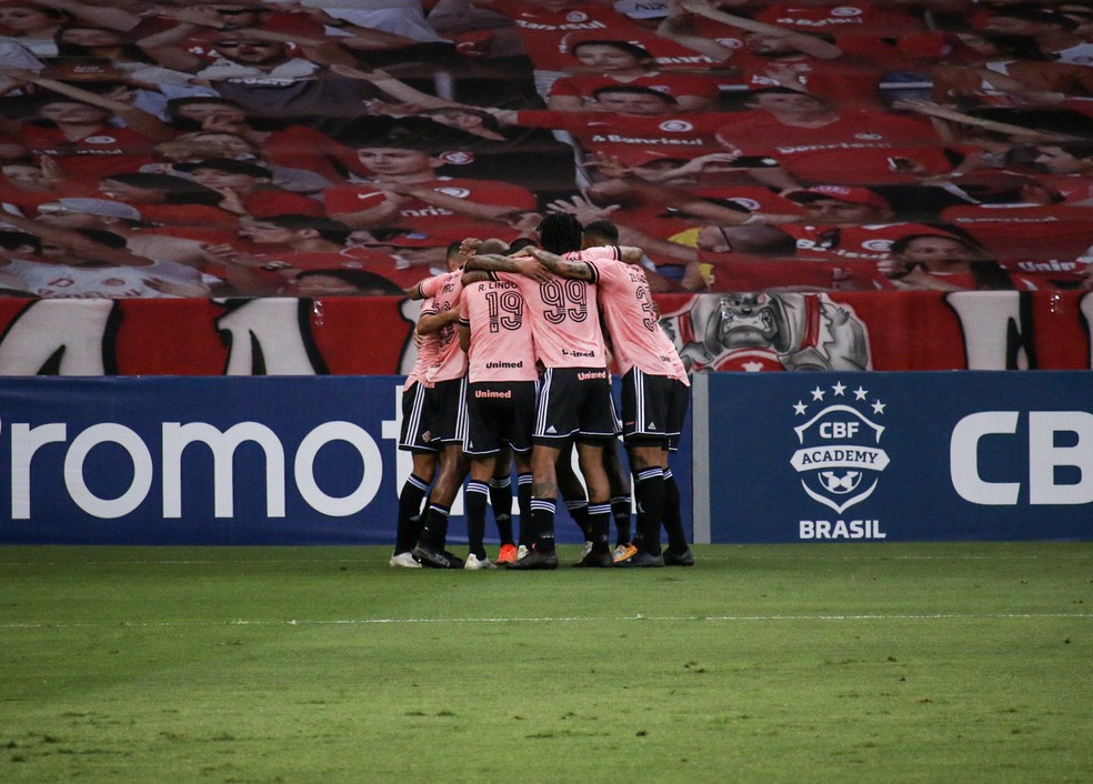 Jogadores do Inter comemora gol contra o Vasco — Foto: Lucas Bubols