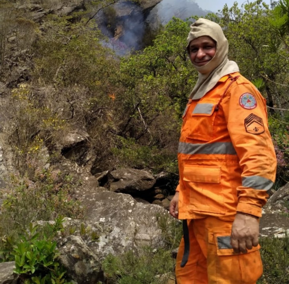 Sargento dos Bombeiros morre enquanto trabalhava no combate a incêndio em  Arinos, MG | Grande Minas | G1