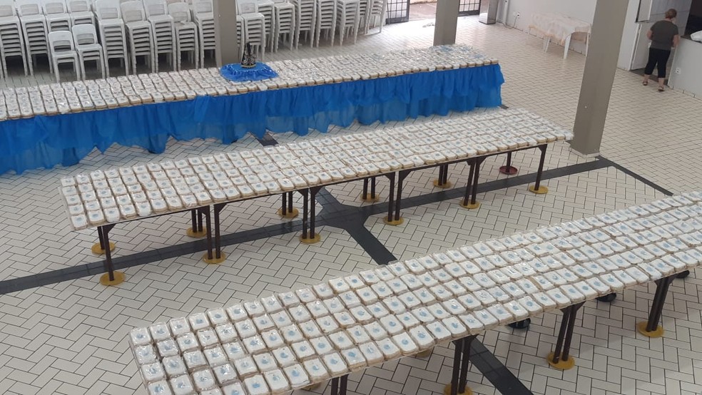 Bolo de Nossa Senhora Aparecida já foi cortado em pedaços este ano em Piracicaba — Foto: Edijan Del Santo/EPTV
