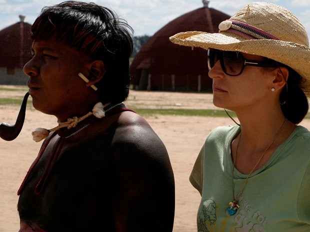 A diretora Maria Raduan grava o documentário 'Vale dos esquecidos' em região remota do Mato Grosso (Foto: Divulgação)