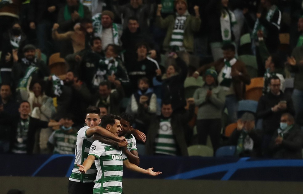 Pedro Gonçalves é abraçado na comemoração do gol do Sporting — Foto: REUTERS/Pedro Nunes