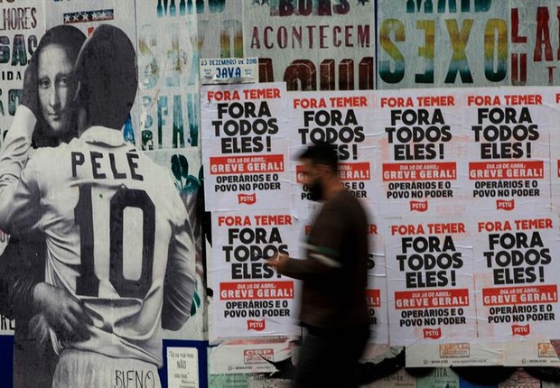 Cartazes na Avenida Paulista, em SP, sobre a Greve Geral (Foto: FERNANDO BIZERRA JR/EFE)