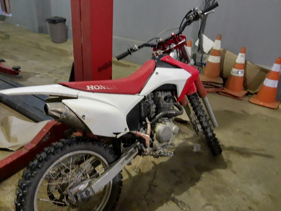 Motocicleta, que estava com o suspeito, foi apreendida pelos policiais  — Foto: Divulgação/Denarc