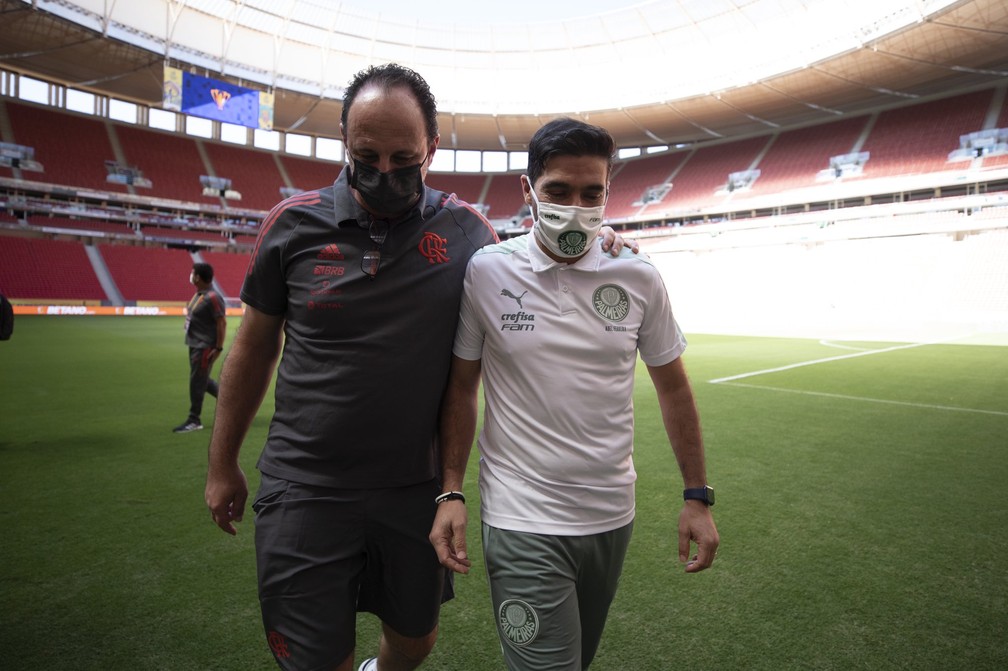 Rogério Ceni encontra Abel Ferreira no Mané Garrincha na véspera da Supercopa — Foto: Lucas Figueiredo / CBF