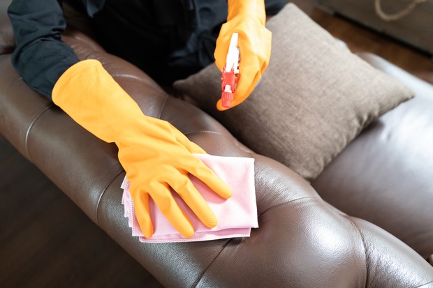 Aprenda como limpar sofá com bicarbonato (Foto: Getty Images)