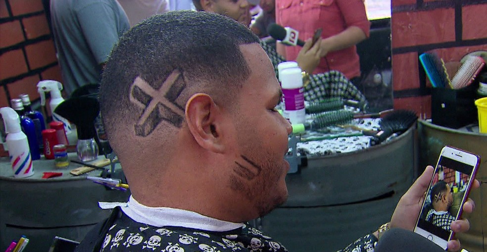 Cortes De Cabelo Personalizados Conquistam Mcs No Recife Pernambuco G1 O simulador te ajudará a evitar arrependimentos futuros, eu sou um exemplo disso no final do ano cortei meu cabelo de franja se você assim como eu já passou por algum arrependimento e por isso fica sempre receosa na hora de cortar ou pintar seus cabelos, porém. cortes de cabelo personalizados