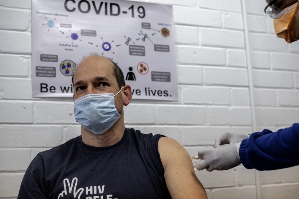 François Venter, professor da Universidade Wits, em Joanesburgo, na África do Sul, se voluntaria para testes da vacina para a Covid-19, primeiros na África do Sul, no Hospital Chris Hani Baragwanath, em Soweto, no dia 14 de julho. — Foto: Luca Sola/AFP