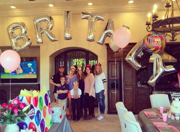 A cantora Britney Spears com sua família e os balões enviados por Miley Cyrus (Foto: Reprodução/Instagram)