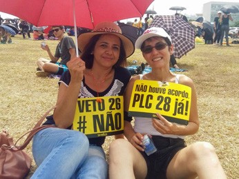 Técnica Gisele Machado e a analista Elida Cabral em frente ao Congresso (Foto: Isabella Calzolari/G1)