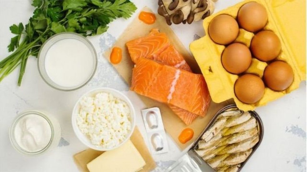 Peixes gordurosos e derivados do leite estão entre as principais fontes de vitamina D na alimentação — até agora, não há evidências científicas de que suplementação com a vitamina ajude no combate à Covid-19 — Foto: Getty Images via BBC