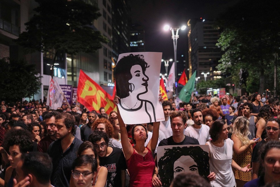 Manifestantes protestam contra os assassinatos da vereadora Marielle Franco (PSOL), de 38 anos, e do motorista Anderson Pedro Gomes, de 39, na Avenida Paulista, em SÃ£o Paulo (Foto: DANIEL TEIXEIRA/ESTADÃƒO CONTEÃšDO)