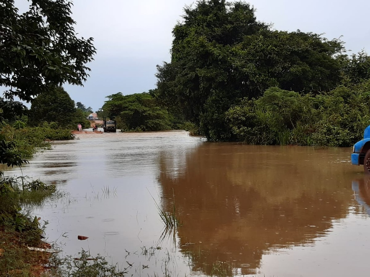 Rio Vermelho transborda após chuvas intensas e trecho da BR174 fica intransitável em MT Mato