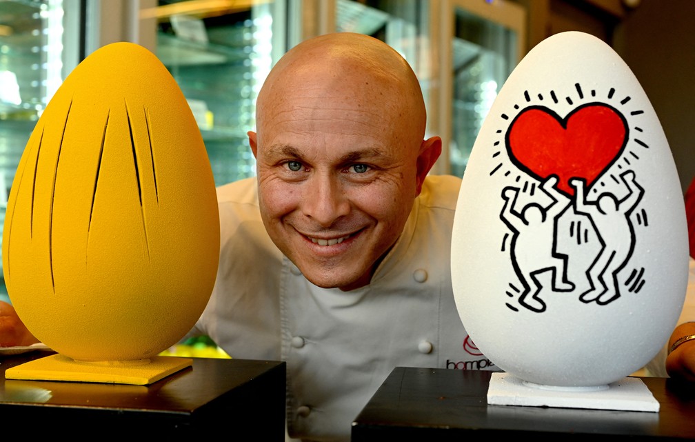 Walter Musco entre algumas de suas criações: os ovos de Páscoa podem custar até 400 euros — Foto: Vincenzo PINTO / AFP