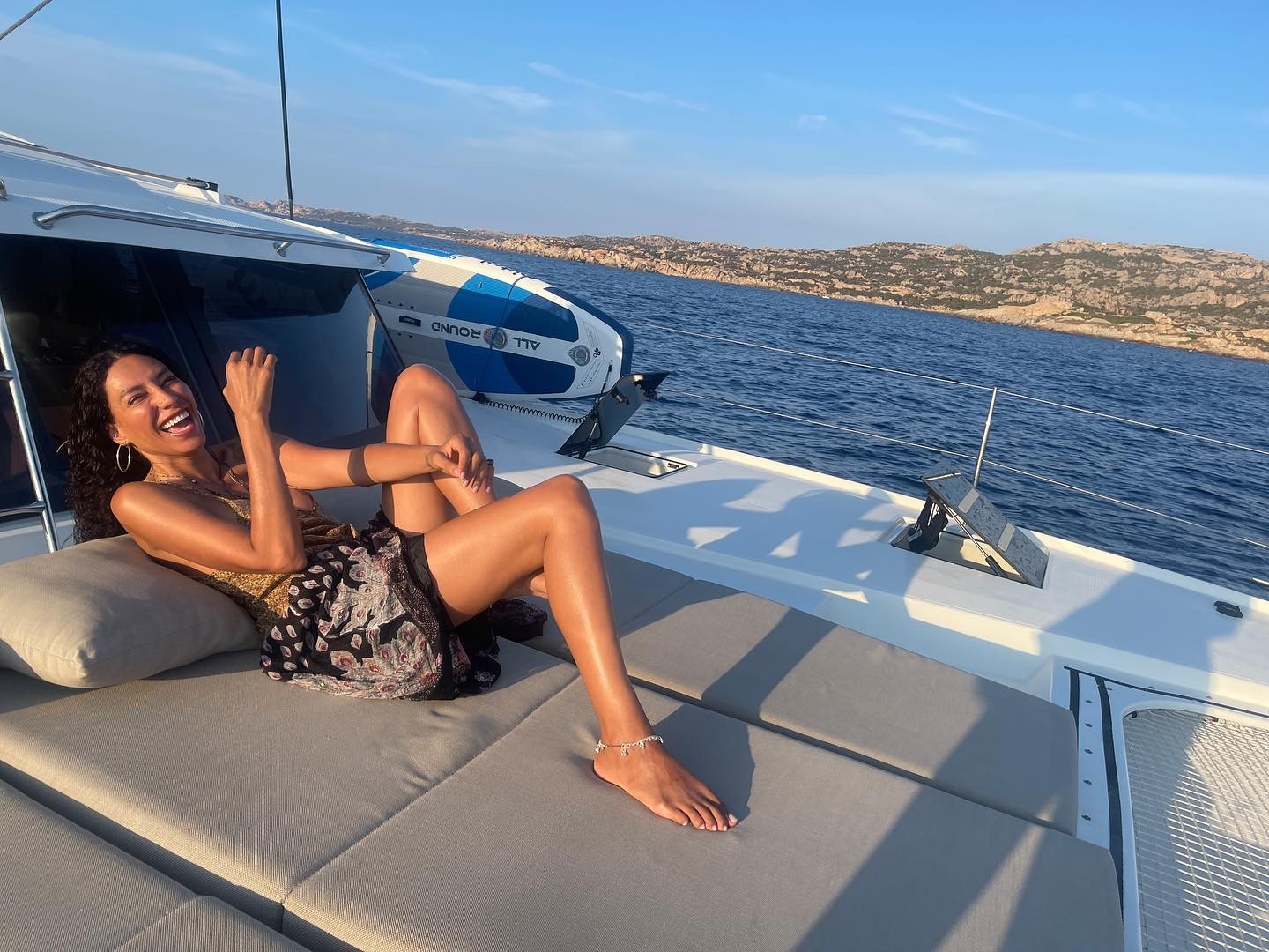 Lea T surge feliz em passeio de barco (Foto: Reprodução/Instagram)