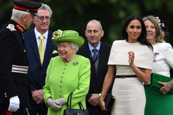A rainha Elizabeth 2ª e a atriz Meghan Markle em um evento realizado no Norte da Inglaterra (Foto: Getty Images)