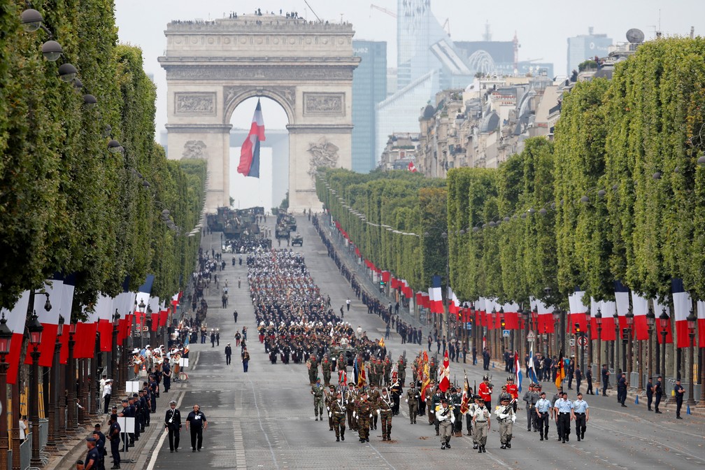 Desfile tradicional passa pela avenida Champs-Elysees, em Paris — Foto: Reuters/Charles Platiau
