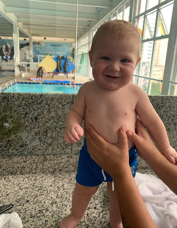 Luiza Possi se derrete por filho em aula de natação (Foto: Reprodução )