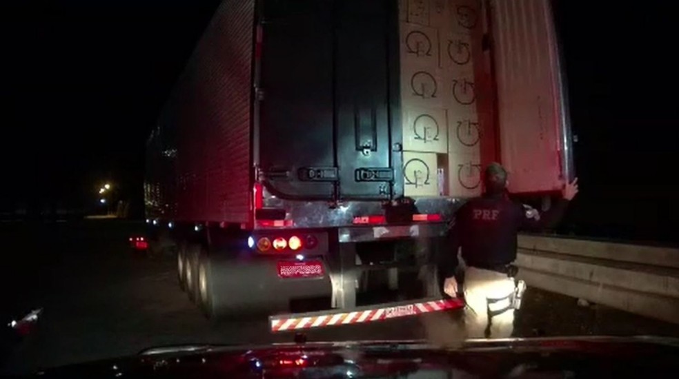 Caminhão baú de frigorífico levava 600 mil carteiras de cigarros, segundo a polícia — Foto: PRF/Divulgação