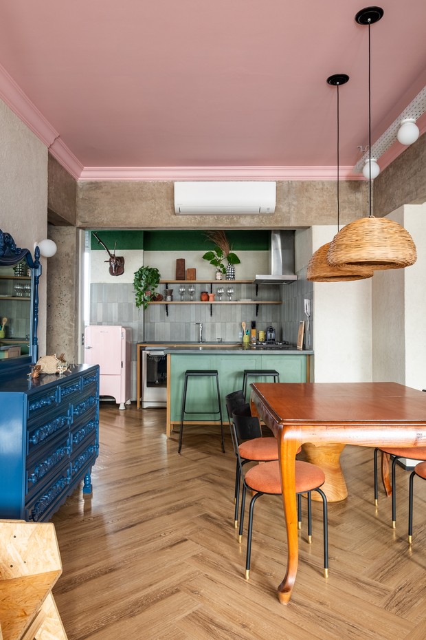 80 m² com muitas cores, maximalismo e peças vintage (Foto: Nathalie Artaxo @nathalie.artaxo)