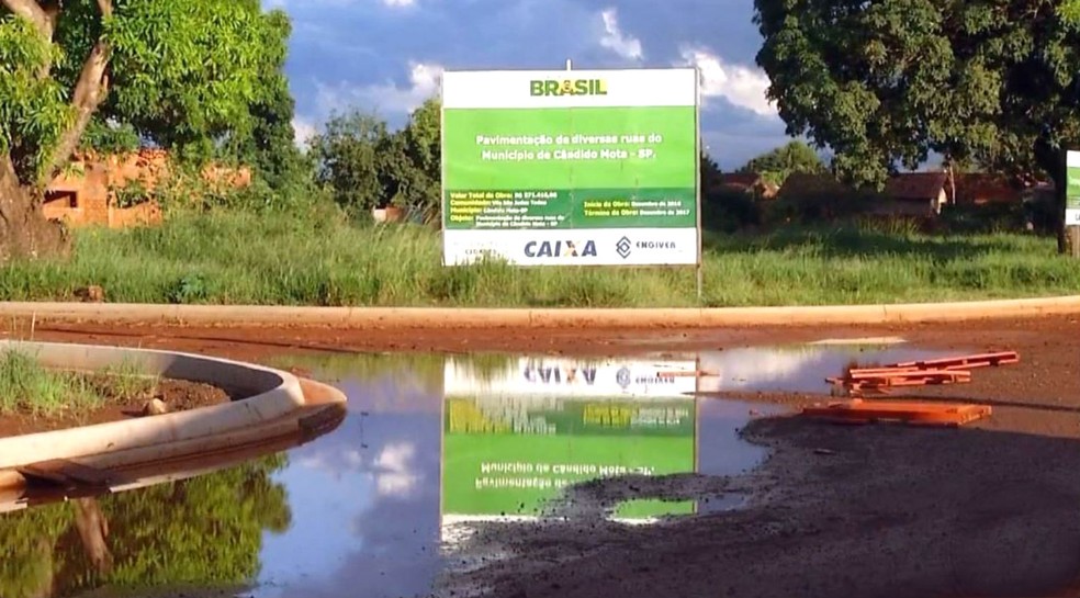 Placa que mostra investimento de R$ 570 mil em obras de pavimentação indica que o serviço seria entregue em dezembro do ano passado (Foto: TV TEM/Reprodução)