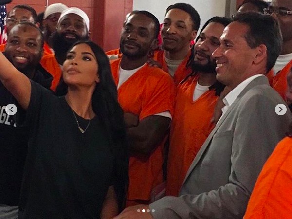 A socialite Kim Kardashian com um grupo de presidiários visitados por ela em um centro de detenção em Washington, capital dos EUA (Foto: Instagram)