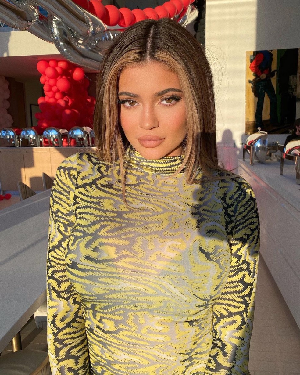 Kylie Jenner também já adotou o visual com mechas ao lado do rosto — Foto: Reprodução/Instagram