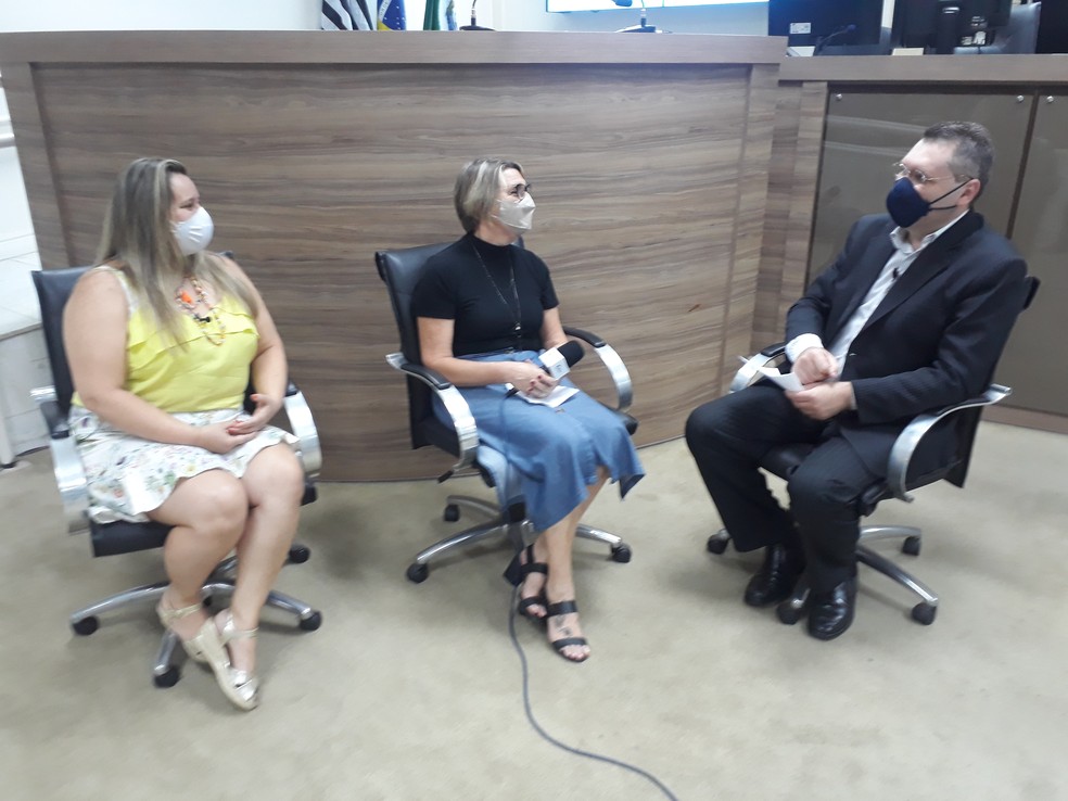 Supervisoras de ensino Elayne Brancalion e Henaís Nozella participaram do programa "Câmara Convida", em Piracicaba — Foto: Paulo Soares/ Câmara Municipal de Piracicaba