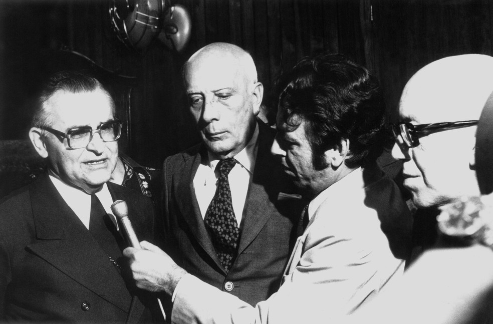 Dom Frei Paulo Evaristo Arns, arcebispo de São Paulo, concede entrevista ao lado do político Ulysses Guimarães na capital paulista, em abril de 1978 (Foto: Estadão Conteúdo/Arquivo)