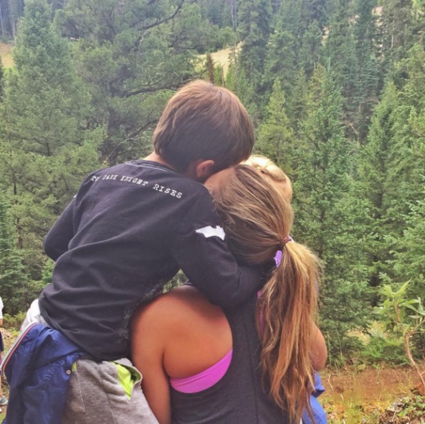Gisele Bündchen dá abraço no filho para comemorar aniversário do menino (Foto: Reprodução/Instagram)