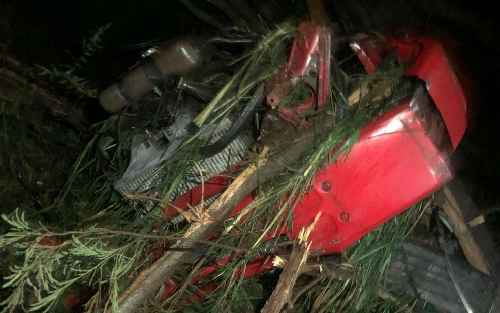 Motorista de caminhão morre após cair em ribanceira na BR-242, no oeste da Bahia — Foto: Reprodução/PRF -BA