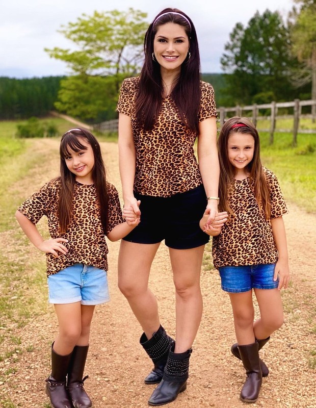 Natália Guimarães entre as filhas gêmeas, Kiara e Maya (Foto: Reprodução/Instagram)