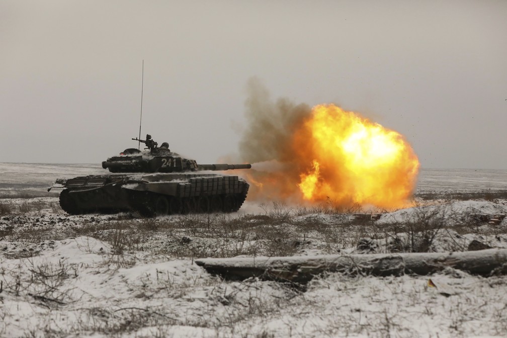 Tanque russo T-72B3 dispara durante exercícios militares na região de Rostov, no sul da Rússia, perto da fronteira com a Ucrânia, em 12 de janeiro de 2022 — Foto: AP