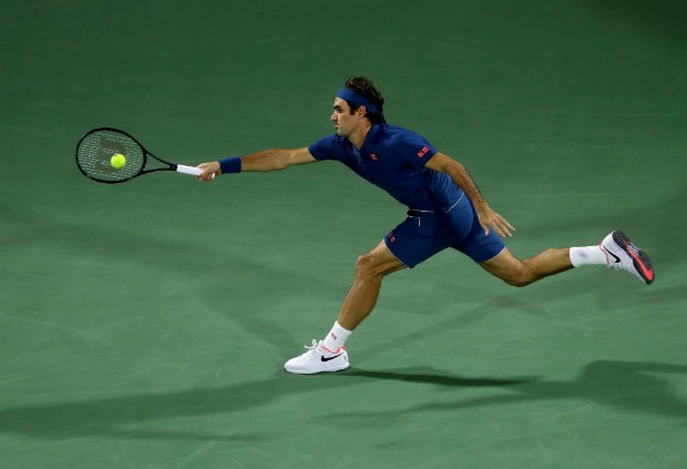 Tenista Roger Federer se detaca em partida de tênis em Dubai 