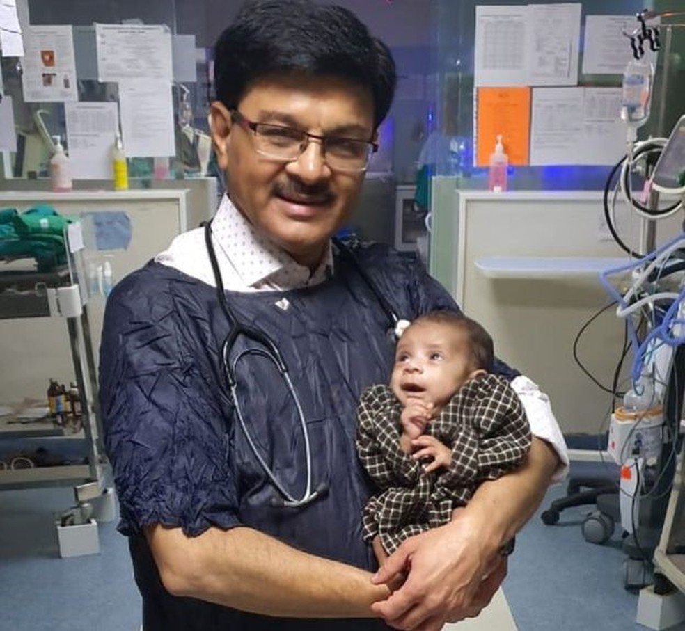 O pediatra Ravi Khanna diz que a garota já aceita mamadeira e agora está totalmente saudável — Foto: Dr. Ravi Khanna/BBC