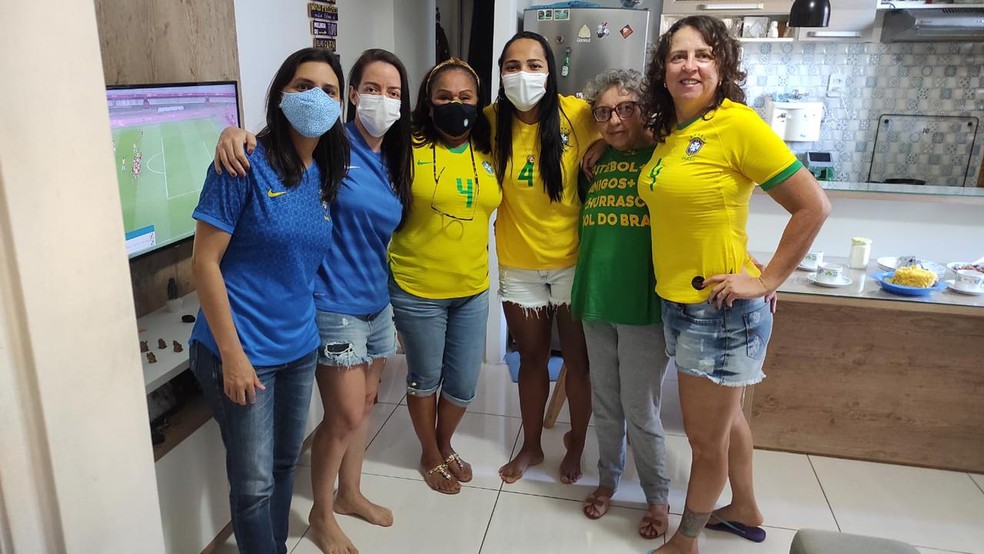 Família se reuniu para torcer para Rafaelle na partida contra a Holanda — Foto: Arquivo Pessoal