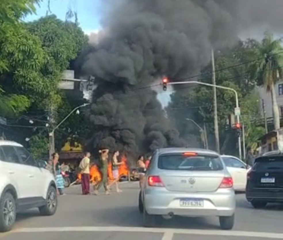 Protesto interdita a Rua Apipucos, na Zona Norte do Recife, nesta quarta-feira (6) — Foto: Reprodução/WhatsApp